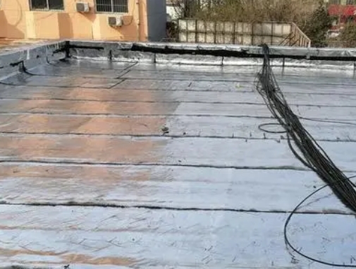 苍南卫生间漏水维修公司分享下苍南屋面楼顶防水刚性防水层施工要点。